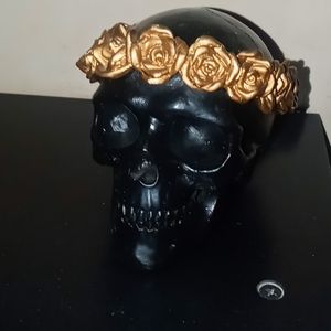 BLACK SKULL WITH ROSES